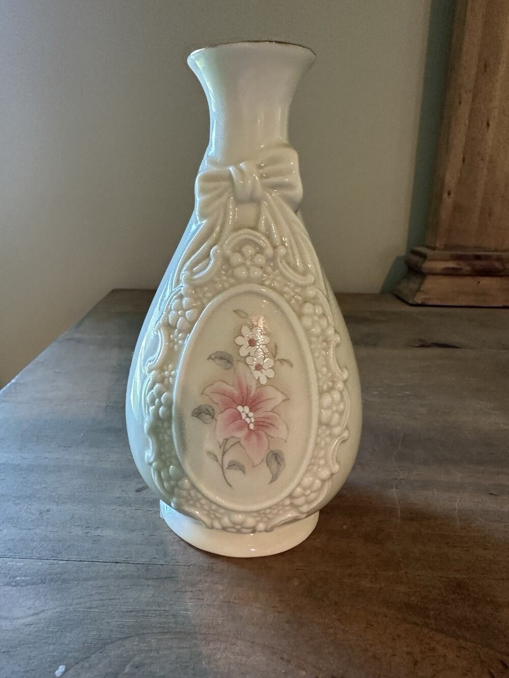 The Cameo Ribbon Vase By Royal Heritage Collection 6”T